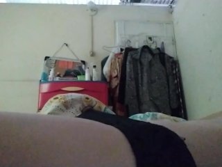 En mi cuarto haciendo cosas