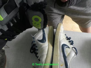 18-летняя сперма на белые кроссовки Nike