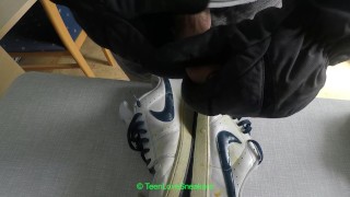 18 jaar oud sperma op witte Nike schoenen