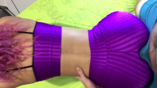 Trockenes Buckeln in glänzenden Leggings bringt ihn zum Abspritzen