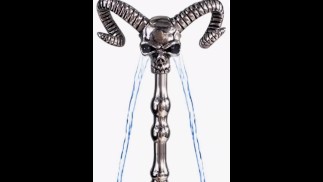 Тестирую свой новый готический полый уретральный зондирующий стержень, писающий через него в первый раз