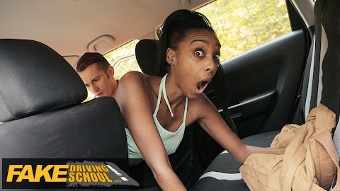 Fake Driving School Ebony brita Asia Rae se queda atascada y follada