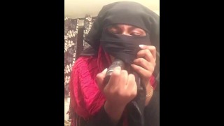 Solitário Hijabi niqabi sacudindo bunda grande. Deixe o comentário se quiser ver mais?