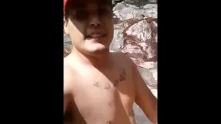 滝の下で大きなプエルトリコのディックを取る熱い熟女