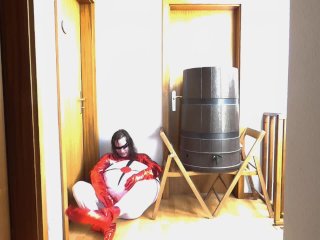 Widerlicher Superheld leert Fass,wichst sich und spritzt bei der Vorstellung ein Weib zu_ficken...