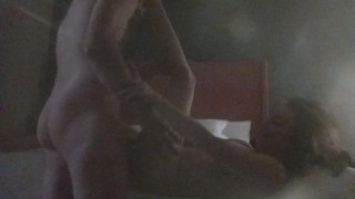 Zierliche MILF Mit Gepiercten Titten Im Hotelzimmer Gefickt, Nachdem Die Bar Geschlossen Hatte
