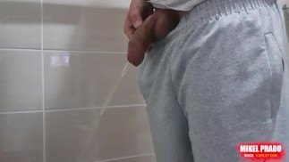 Писающий  необрезанный член