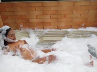 Sofi Castillo se pone cachonda en el jacuzzi y se masturba