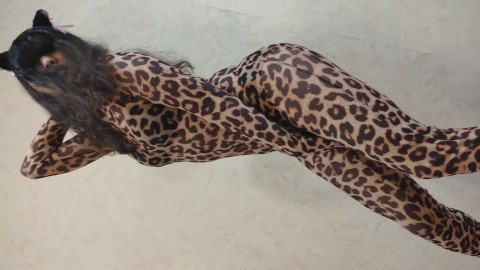 Little Pony Sissy portait un costume d'animal de léopard et de danse montrant son corps sexy
