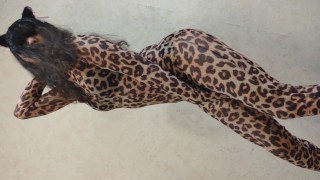 小さなポニー シシーはヒョウの動物のスーツを着て、セクシーな体を見せて踊っています。