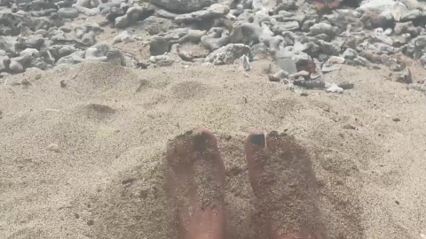 ビーチの砂の中で私の足をこする