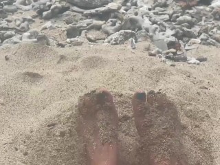 ビーチの砂の中で私の足をこする