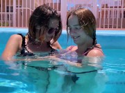 Preview 2 of Belle fighe in piscina prendono il cazzo insieme e quanto se lo gustano!! DIALOGHI ITA