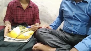 Une étudiante indienne baise durement un professeur