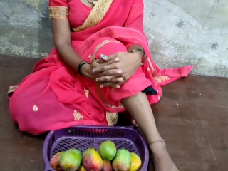 マンゴーとハードクソを販売するインドの貧しい女の子
