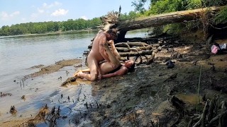 Esposa de bunda grossa com tesão enlameada fodendo na lama