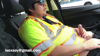 Un ouvrier du bâtiment se branle dans sa voiture