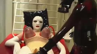 Zware rubberen zuigbehandeling met grote tieten in kliniek kamer - femdom gasmasker meesteres en haar slaaf