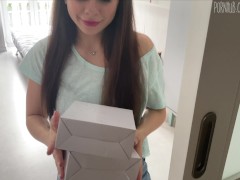 Video sexy client gave a great tip to the delivery man