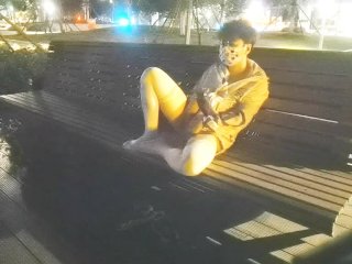 混雑した公園で自慰行為をしている白いストッキングのかわいい男の子