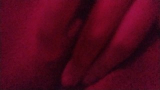 Tocando mi clitoris bajo la luz roja