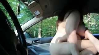 Esposa cachonda se queda embarazada después de sexo con un extraño en el coche