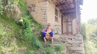 Девушка из городского фитнеса писает на улице в деревне, рискуя быть пойманной - Энджел Фаулер 