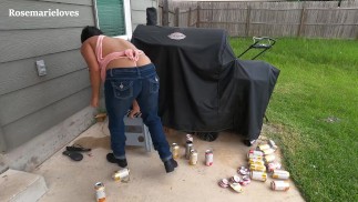 Милфа подпрыгивает сиськами и дразнит жопу стрингами в джинсах ютубера твердые жирные соски