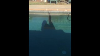 Puma ao ar livre no lado da piscina ao sol jogo de sombra sexy 