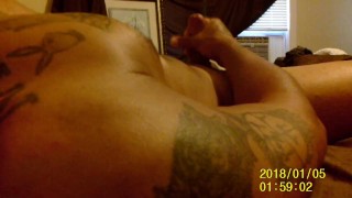 Bandido musculoso tatuado sexy se masturbando