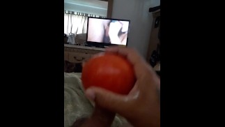 Противная Легенда трахает помидор