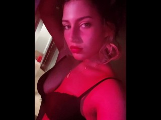 Sexy Latina Goddess Mostra Sua Silhueta Corporal e Rosto Ahegao
