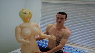 Возбужденный 28-летний гетеросексуальный парень Дейн показывает нам буквально, как гетеросексуальный парень трахает киску