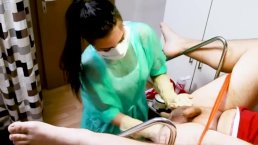 Экстремальная анальная процедура с 25-летней малышкой-медсестрой