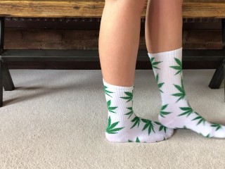 Сексуальная девушка в 420 носках показывает ступни и фут-фетиш