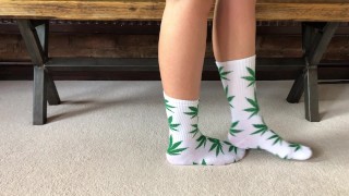 Seksowna dziewczyna w 420 skarpetkach pokazuje stopy i fetysz stóp