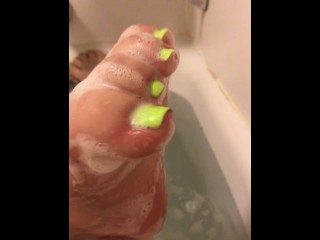 Lavando Meus Pés Sujos (dedos Verdes Neon)