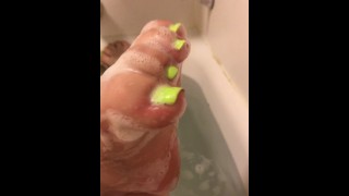 Lavando meus pés sujos (dedos verdes neon)