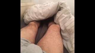 男性の足毛深い脚