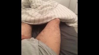 Вид на мужские ноги