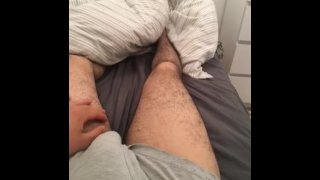 Mannelijke harige benen bekijken POV