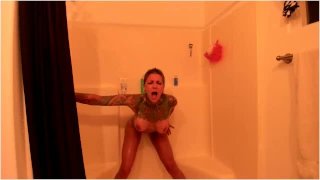 Бывшая девушка принимает душ видео