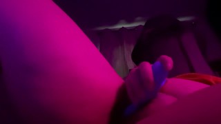 Chubby Girl gicle après avoir joué avec un vibromasseur et un gode