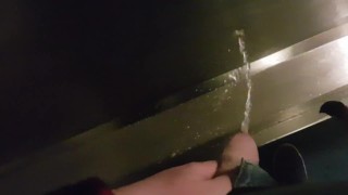 Regardez cette grosse bite pisser partout dans un urinoir public!! 💦