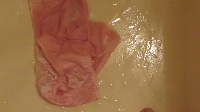 Piss on Pink Panties in Bathroom !! ピンクのパンティーに小便ぶっかけ！！