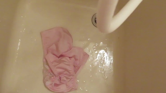 Piss on Pink Panties in Bathroom !! ピンクのパンティーに小便ぶっかけ！！