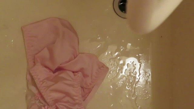 Piss on Pink Panties in Bathroom !! ピンクのパンティーに小便ぶっかけ！！