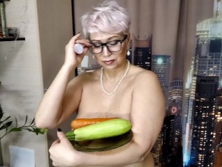 Secrétaire MILF Avec Des Courgettes et Des Carottes Dans Une Chatte Mature Humide... Test Vaginal D’une Salope Mature ))