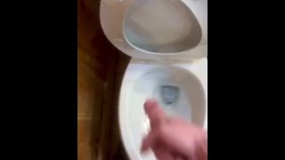 Masturbándose en un baño durante una fiesta en casa.