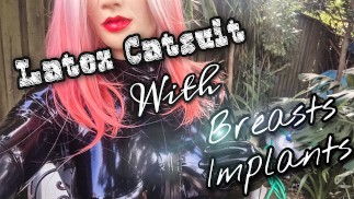 Latex-Catsuit mit Silikon-Brustimplantaten zum ersten Mal tragen 